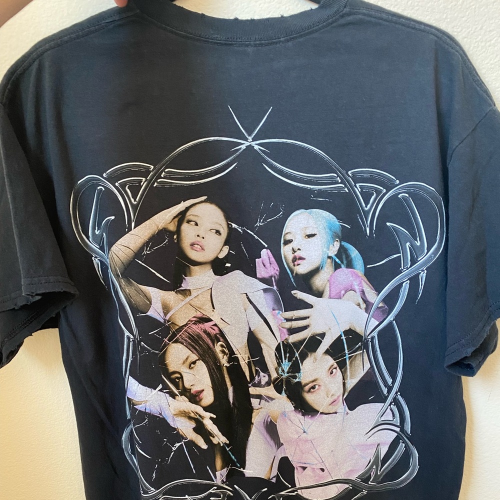 Official Black Pink “Born Pink” Pop up experience pink venom Tshirt in black L